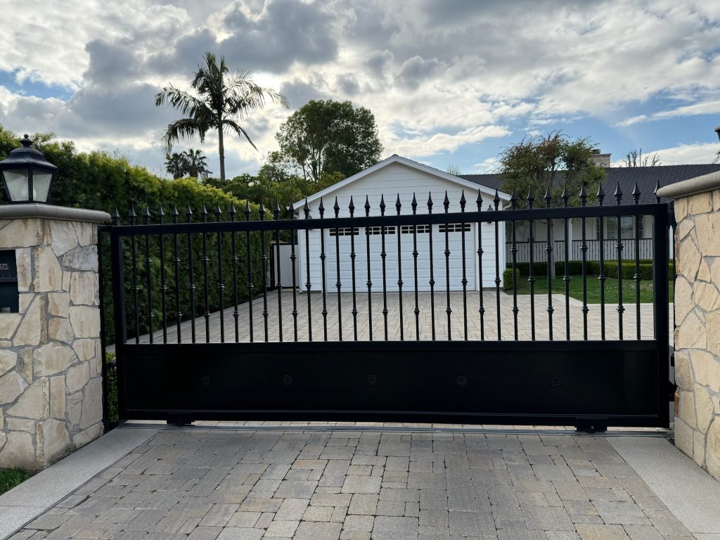 Horizontal slat sliding driveway gate