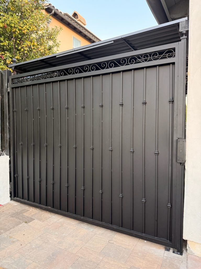 Full privacy swing driveway gate